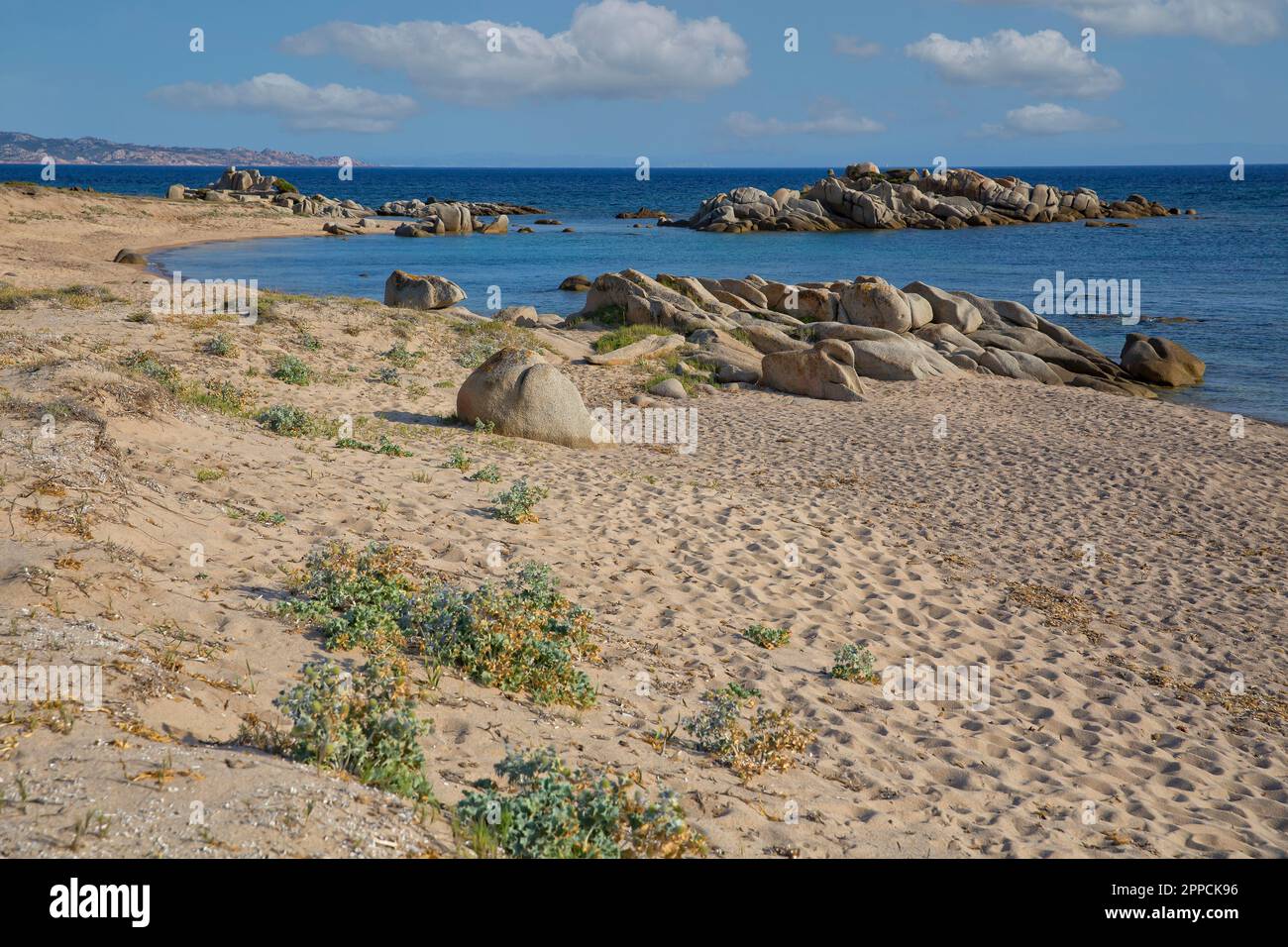 La spiaggia di sabbia di San Giovanni. La costa rocciosa della spiaggia di San Giovanni nel sud-ovest della Corsica, Francia Foto Stock