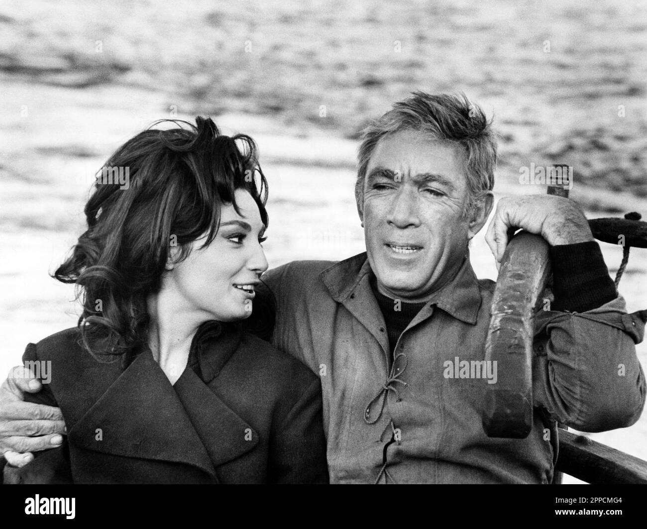 Rosanna Schiaffino, Anthony Quinn, on-set of the Italian Film, 'The Rover', titolo originale italiano: 'L'avventuriero', Cinerama rilasciando Corp., 1967 Foto Stock