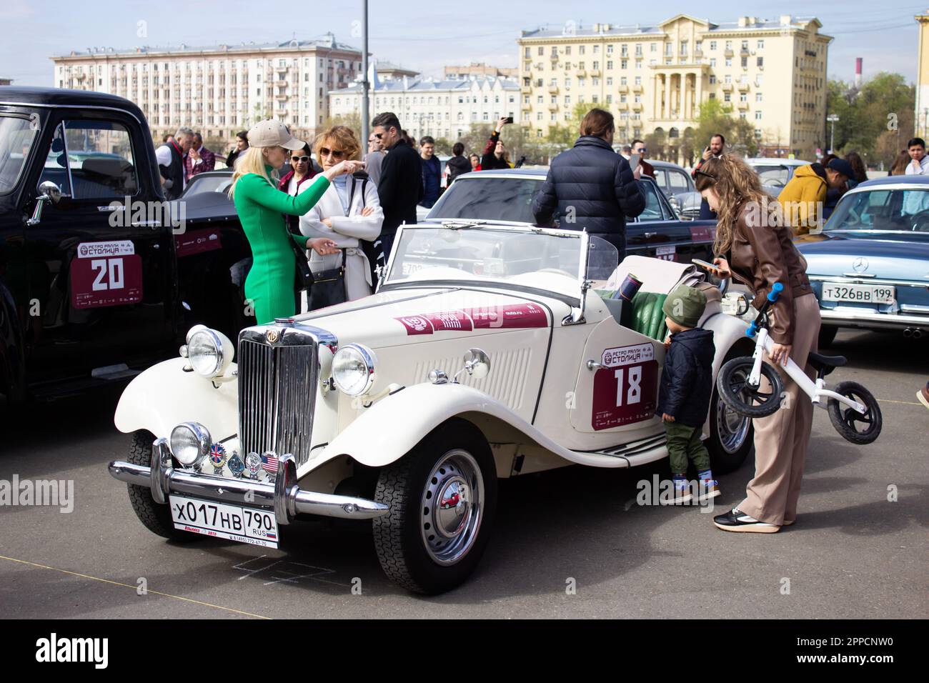 Mosca, Russia. 23rd Apr, 2023. La gente esamina un'auto retrò MG prodotta in Inghilterra parcheggiata vicino al Gorky Park a Mosca. Oltre un centinaio di auto retrò hanno partecipato al retro Rally 'Capital' (Stolitsa) 2023 a Mosca, in Russia. Questo evento apre una serie di gare ufficiali della stagione 8th della Federazione Russa Automobile Cup in rally racing con auto classiche. Marchi sovietici leggendari come 'Volga', 'Moskvich' e 'Zhiguli', nonché marchi famosi in tutto il mondo come Rolls Royce, Bentley, Mercedes, Porsche, Jaguar, e altri. Credit: SOPA Images Limited/Alamy Live News Foto Stock