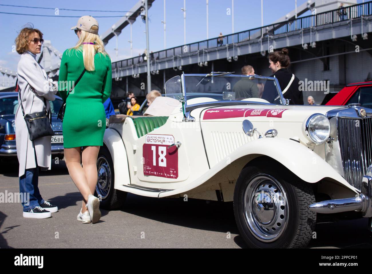 Mosca, Russia. 23rd Apr, 2023. Una macchina britannica MG retro visto parcheggiato vicino al Gorky Park a Mosca. Oltre un centinaio di auto retrò hanno partecipato al retro Rally 'Capital' (Stolitsa) 2023 a Mosca, in Russia. Questo evento apre una serie di gare ufficiali della stagione 8th della Federazione Russa Automobile Cup in rally racing con auto classiche. Marchi sovietici leggendari come 'Volga', 'Moskvich' e 'Zhiguli', nonché marchi famosi in tutto il mondo come Rolls Royce, Bentley, Mercedes, Porsche, Jaguar, e altri. Credit: SOPA Images Limited/Alamy Live News Foto Stock