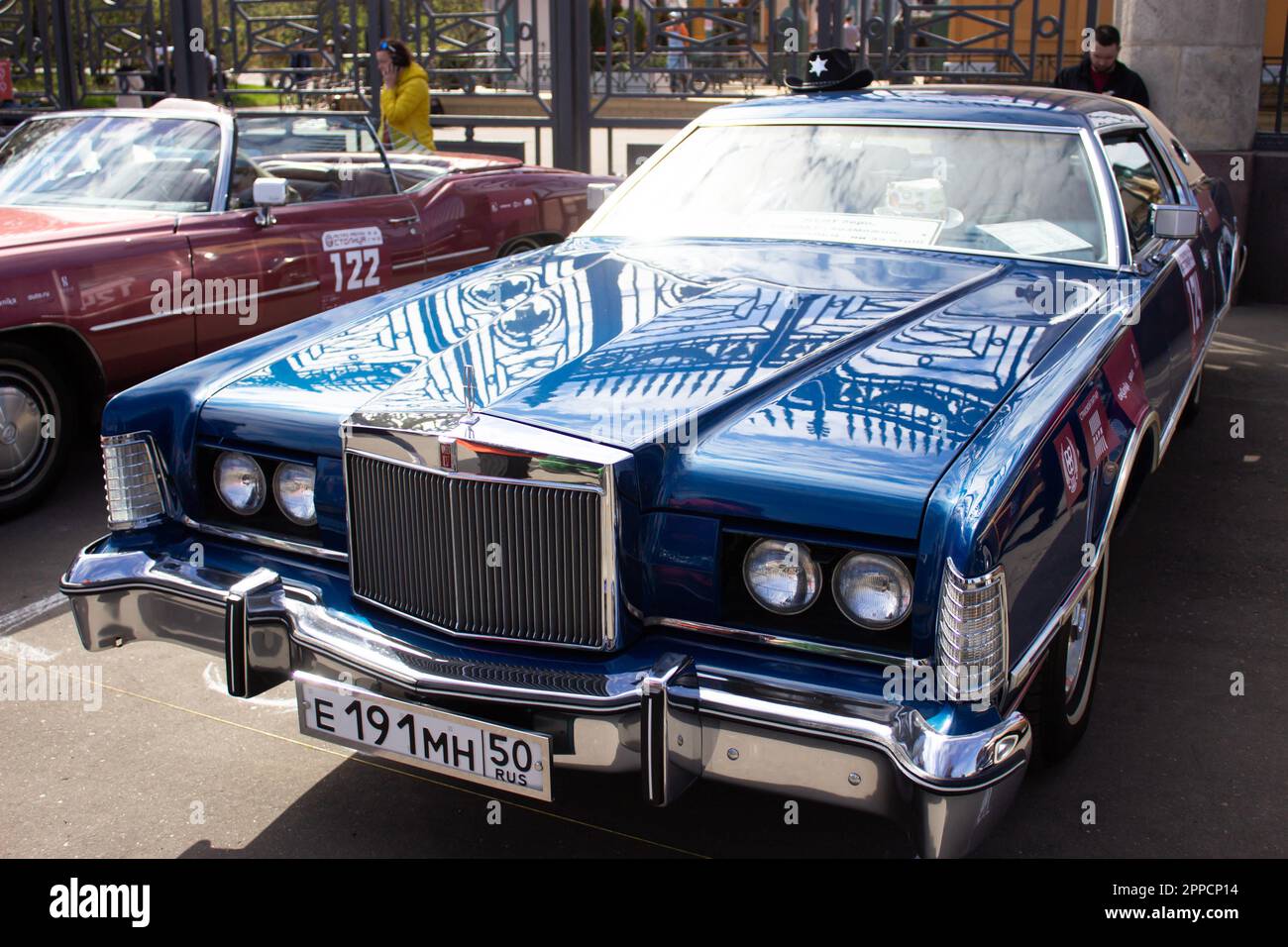 Mosca, Russia. 23rd Apr, 2023. Un'auto Lincoln retrò vista parcheggiata vicino al Gorky Park a Mosca. Oltre un centinaio di auto retrò hanno partecipato al retro Rally 'Capital' (Stolitsa) 2023 a Mosca, in Russia. Questo evento apre una serie di gare ufficiali della stagione 8th della Federazione Russa Automobile Cup in rally racing con auto classiche. Marchi sovietici leggendari come 'Volga', 'Moskvich' e 'Zhiguli', nonché marchi famosi in tutto il mondo come Rolls Royce, Bentley, Mercedes, Porsche, Jaguar, e altri. Credit: SOPA Images Limited/Alamy Live News Foto Stock