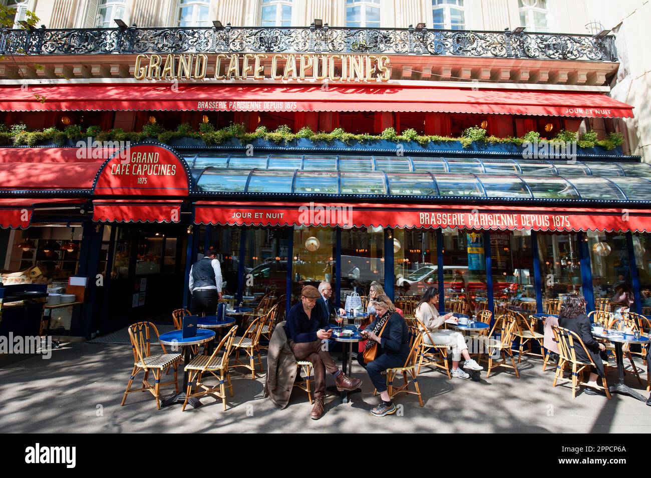 Le Grand Cafe Capucines è la leggendaria e famosa brasserie sui Grands Boulevards. Iscrizione in francese sul cartello: Brasserie parigina dal 1875. Foto Stock