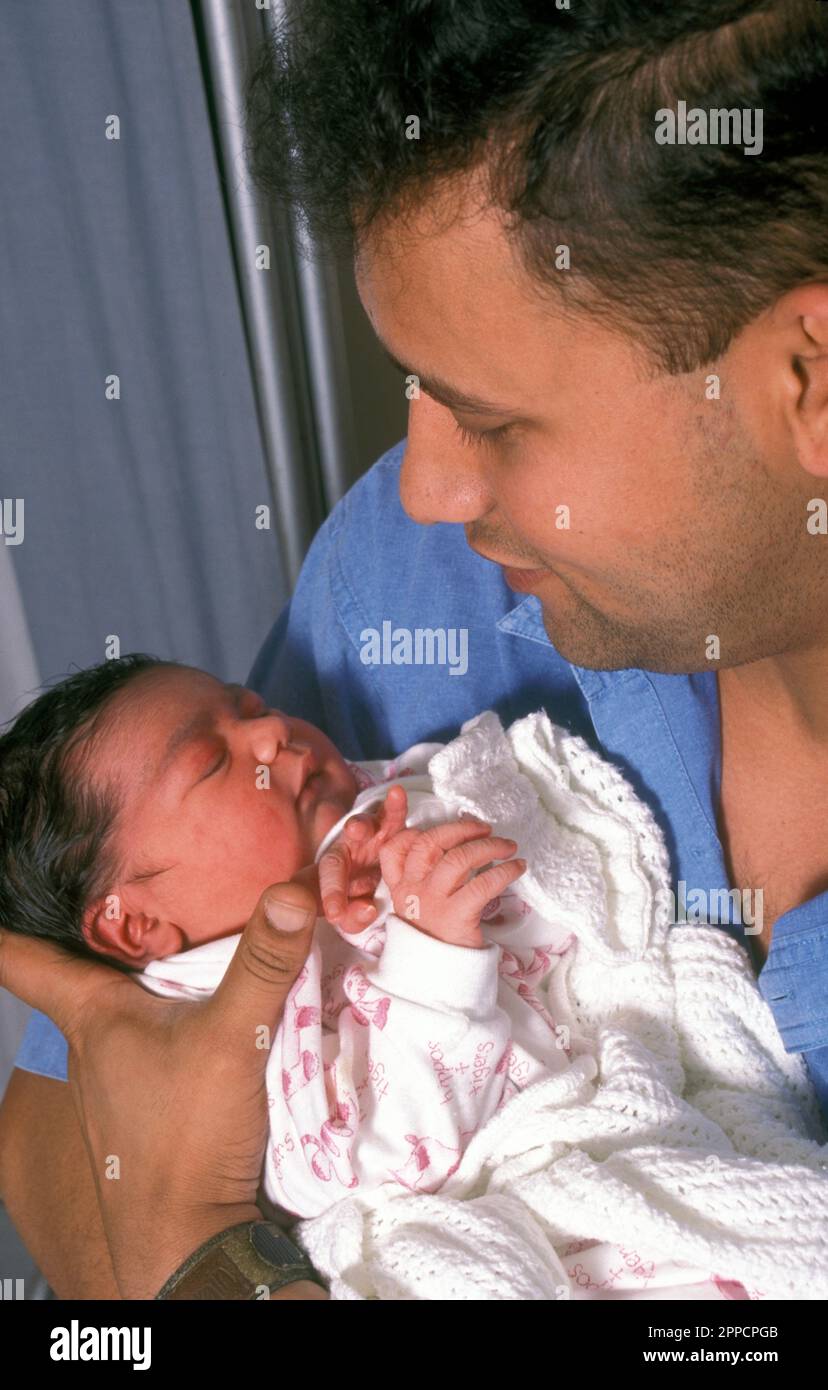 Il padre asiatico tiene il bambino neonato appena trasportato in ospedale Foto Stock
