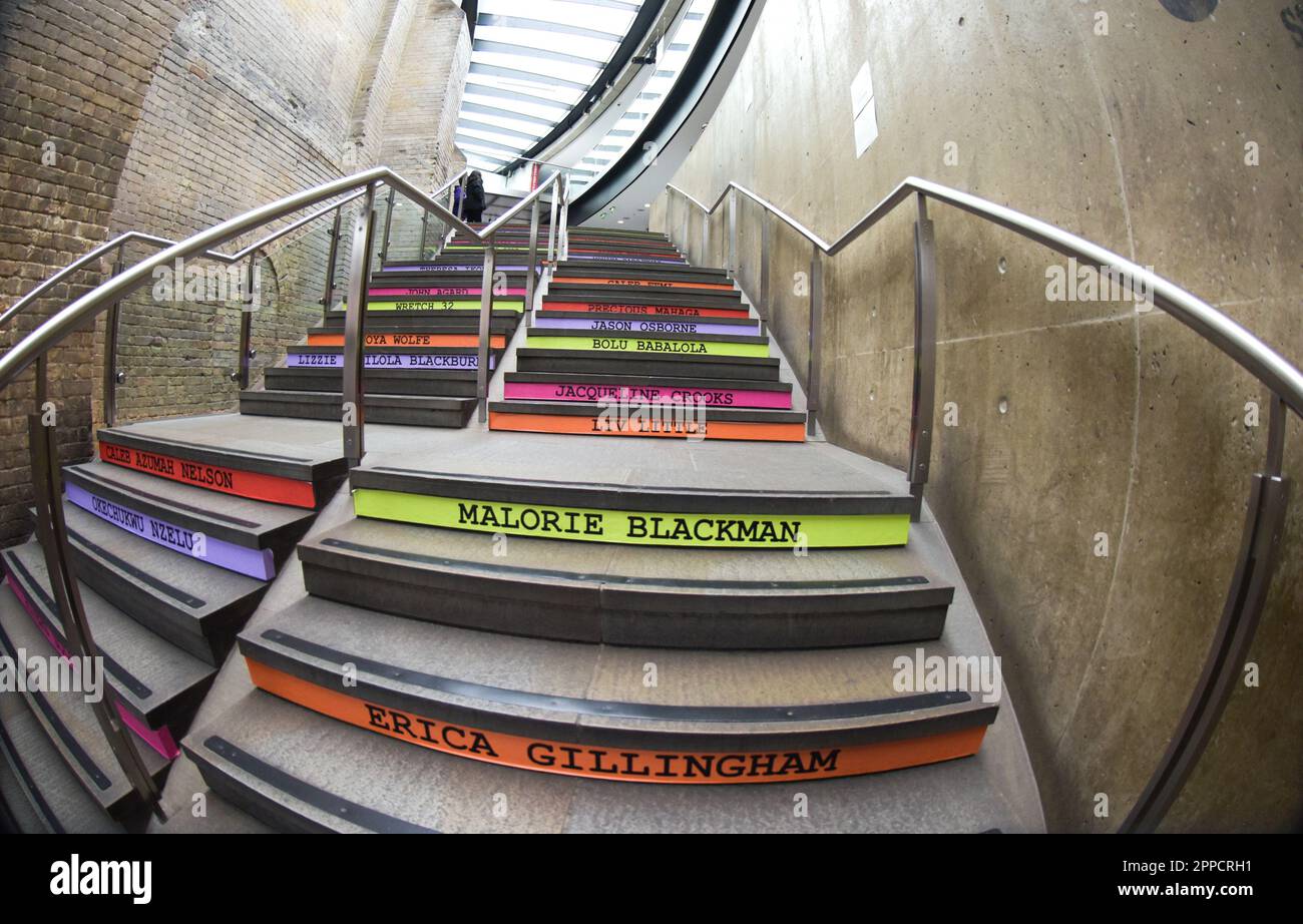 Londra, Regno Unito. 23rd Apr, 2023. Il Merky Books Literature Festival ha debuttato nell'ambito del Roundouse's 'in the Round' Festival. L'evento ha messo in mostra autori e nuove voci inediti dalla premiata stampa di Stormzy sui libri di Pinguin. Sponsorizzato da Netflix, il festival mira a demistificare le industrie creative e ispirare una nuova generazione di creativi. Credit: Notizie dal vivo di Kingsley Davis/Alamy Credit: Notizie dal vivo di Kingsley Davis/Alamy Foto Stock