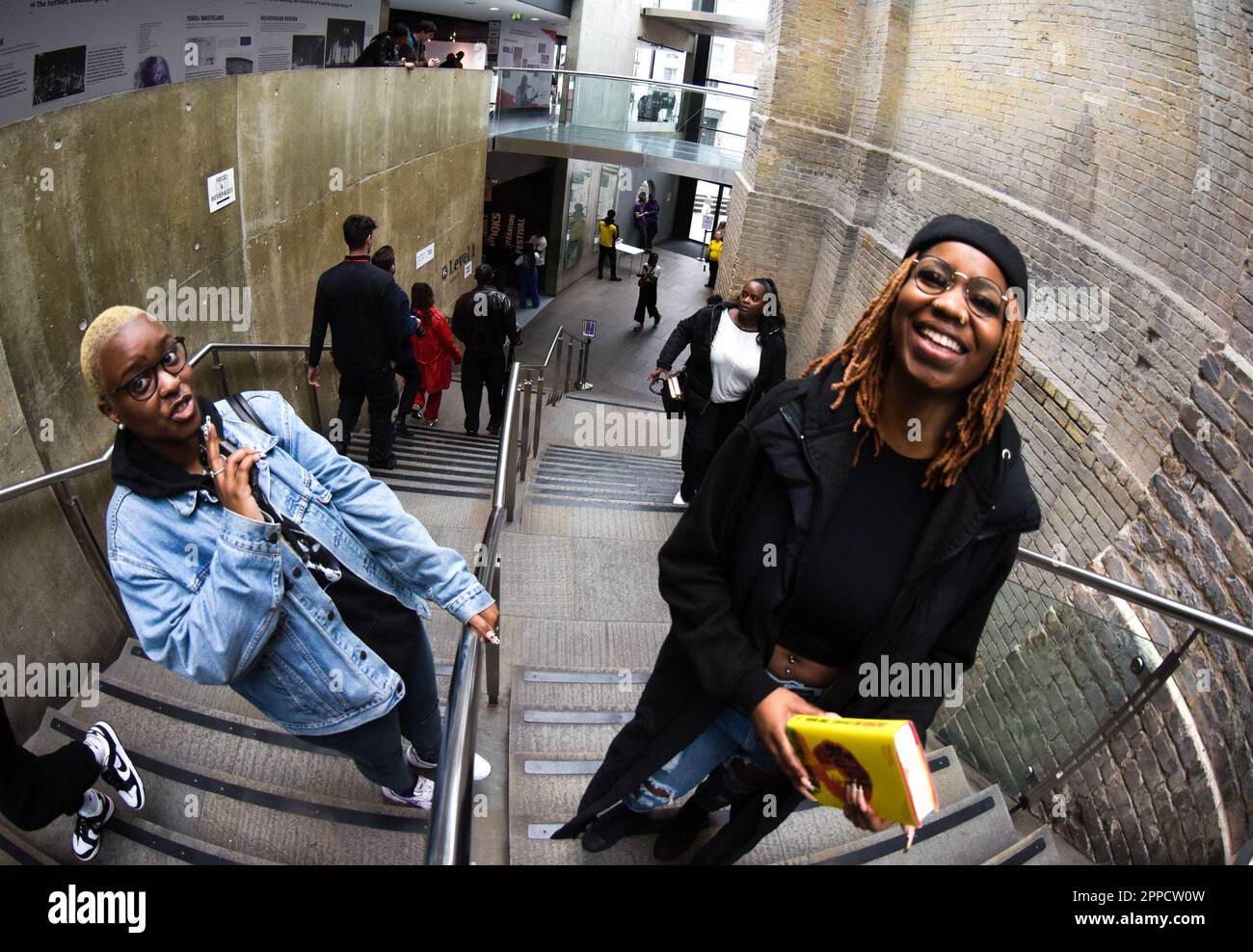 Londra, Regno Unito. 23rd Apr, 2023. Il Merky Books Literature Festival ha debuttato nell'ambito del Roundouse's 'in the Round' Festival. L'evento ha mostrato sia gli autori affermati che le nuove voci della premiata impronta di Stormzy sui libri di Penguin. Sponsorizzato da Netflix, il festival mira a demistificare le industrie creative e ispirare una nuova generazione di creativi. Credit: Notizie dal vivo di Kingsley Davis/Alamy Credit: Notizie dal vivo di Kingsley Davis/Alamy Foto Stock