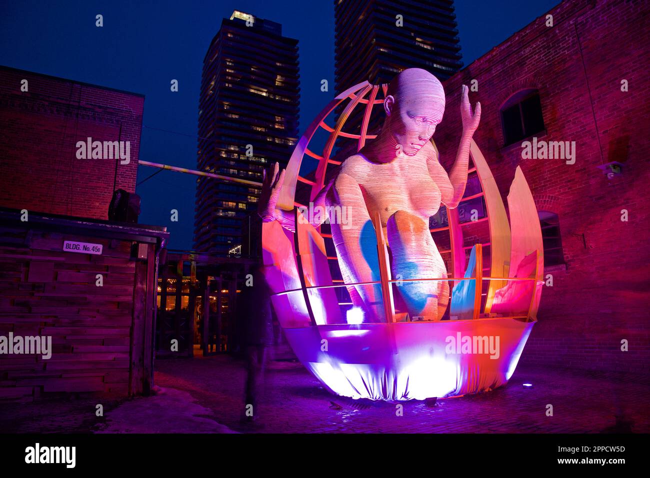 Toronto, Ontario / Canada - 24 febbraio 2020: Mostra d'arte della scultura d'arte moderna con un paesaggio cittadino sullo sfondo Foto Stock