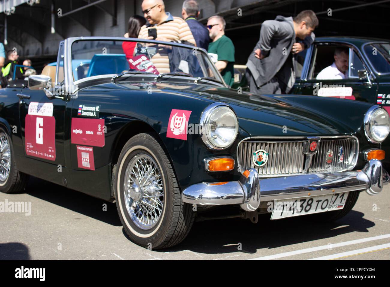 Mosca, Russia. 23rd Apr, 2023. Una macchina britannica MG retro visto parcheggiato vicino al Gorky Park a Mosca. Oltre un centinaio di auto retrò hanno partecipato al retro Rally 'Capital' (Stolitsa) 2023 a Mosca, in Russia. Questo evento apre una serie di gare ufficiali della stagione 8th della Federazione Russa Automobile Cup in rally racing con auto classiche. Marchi sovietici leggendari come 'Volga', 'Moskvich' e 'Zhiguli', nonché marchi famosi in tutto il mondo come Rolls Royce, Bentley, Mercedes, Porsche, Jaguar, e altri. (Foto di Vlad Karkov/SOPA Images/Sipa USA) Credit: Sipa USA/Alamy Live News Foto Stock