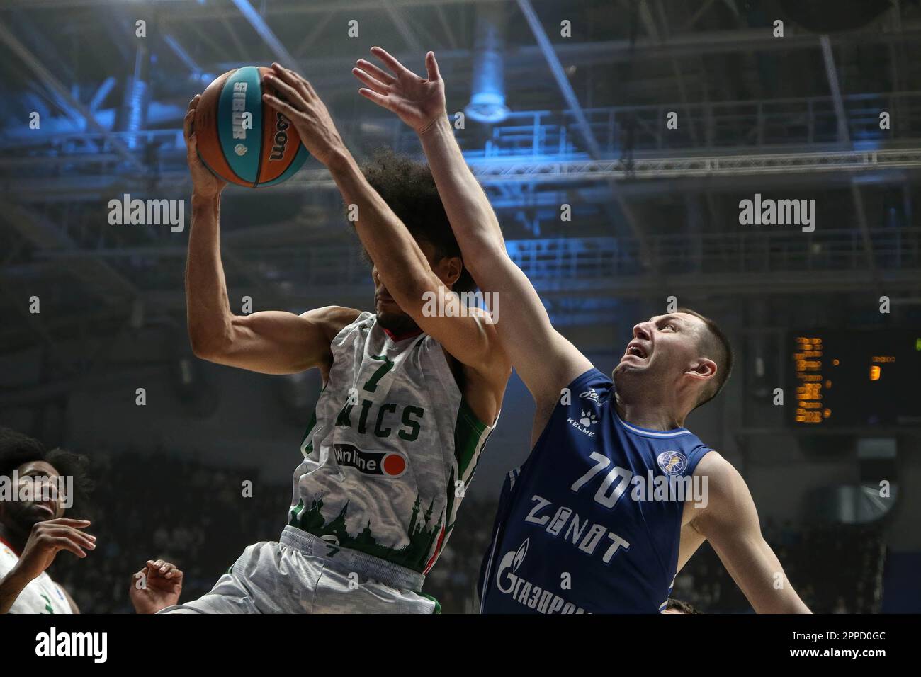 San Peterburg, Russia. 23rd Apr, 2023. Louis Labeyrie (n.7) dell'UNICS Kazan e Vitaly Fridzon (n. 70) di Zenit St Petersburg in azione durante la partita di pallacanestro della VTB United League, 1/2 finali Playoff, partita 4, tra Zenit St Petersburg e l'UNICS Kazan alla Sibur Arena. Punteggio finale; Zenit 104:77 UNICS. (Foto di Konstantinov/SOPA Images/Sipa USA) Credit: Sipa USA/Alamy Live News Foto Stock