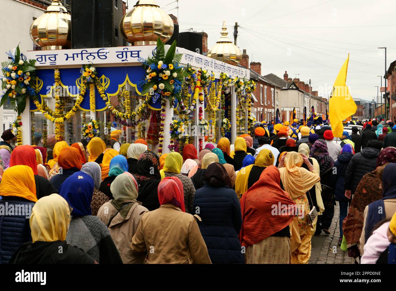 Derby Vaisakhi Nagar Kirtan 2023 la processione per le strade di Derby dal Arjun Dev Gurdwara su Stanhope Street Foto Stock