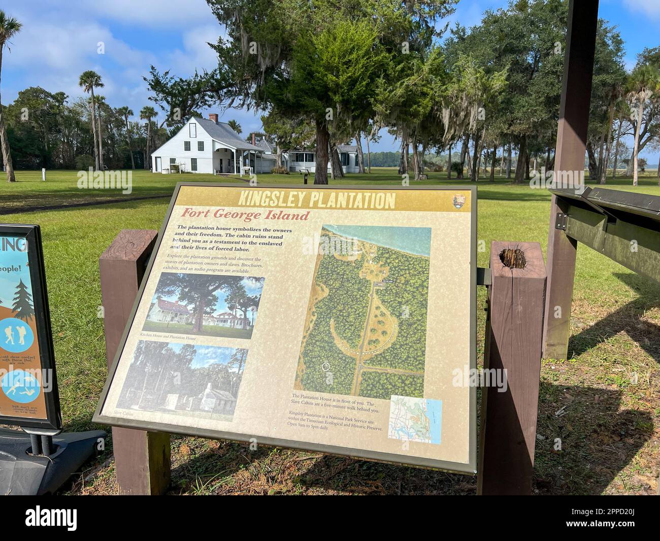 Jacksonville, Florida USA - 27 ottobre 2022 un cartello informativo presso la Kingsley Estate presso il Parco Nazionale ecologico di Timucuan a Jacksonville, Florida Foto Stock