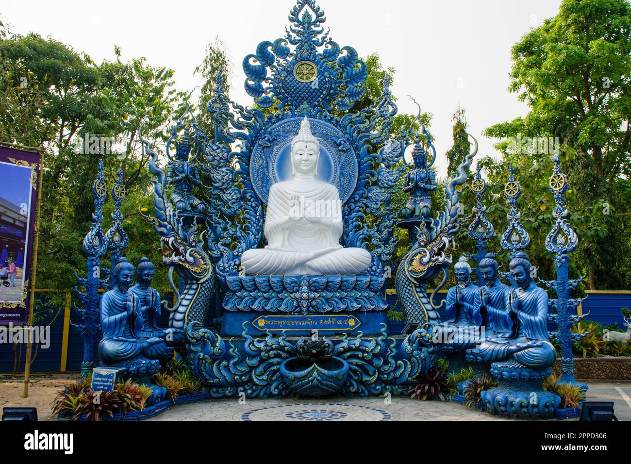 buddha bianco al Tempio blu Wat Rong Suea Ten, splendido tempio nella provincia di Chiang Rai Foto Stock
