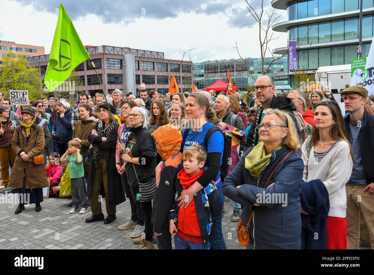Amsterdam, Paesi Bassi. 23rd aprile 2023.il giorno prima di una riunione degli azionisti, alcune centinaia di persone hanno protestato pacificamente contro gli investimenti in combustibili fossili presso la sede centrale della banca olandese ING. Foto Stock