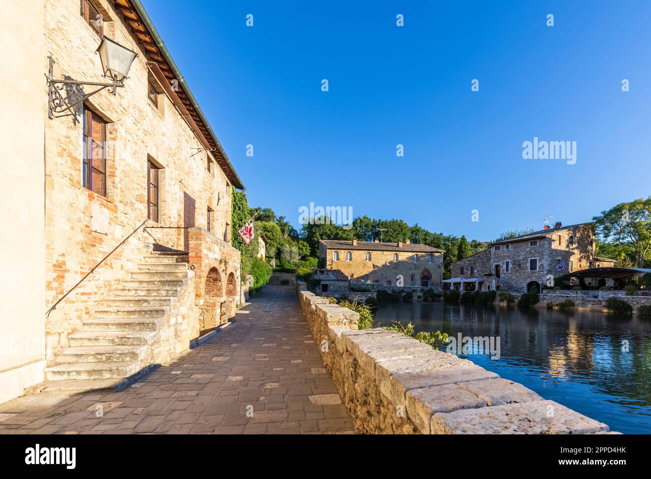 Italia, Toscana, bagno Vignoni, sentiero che si snoda lungo la piscina termale in Piazza delle sorgenti Foto Stock