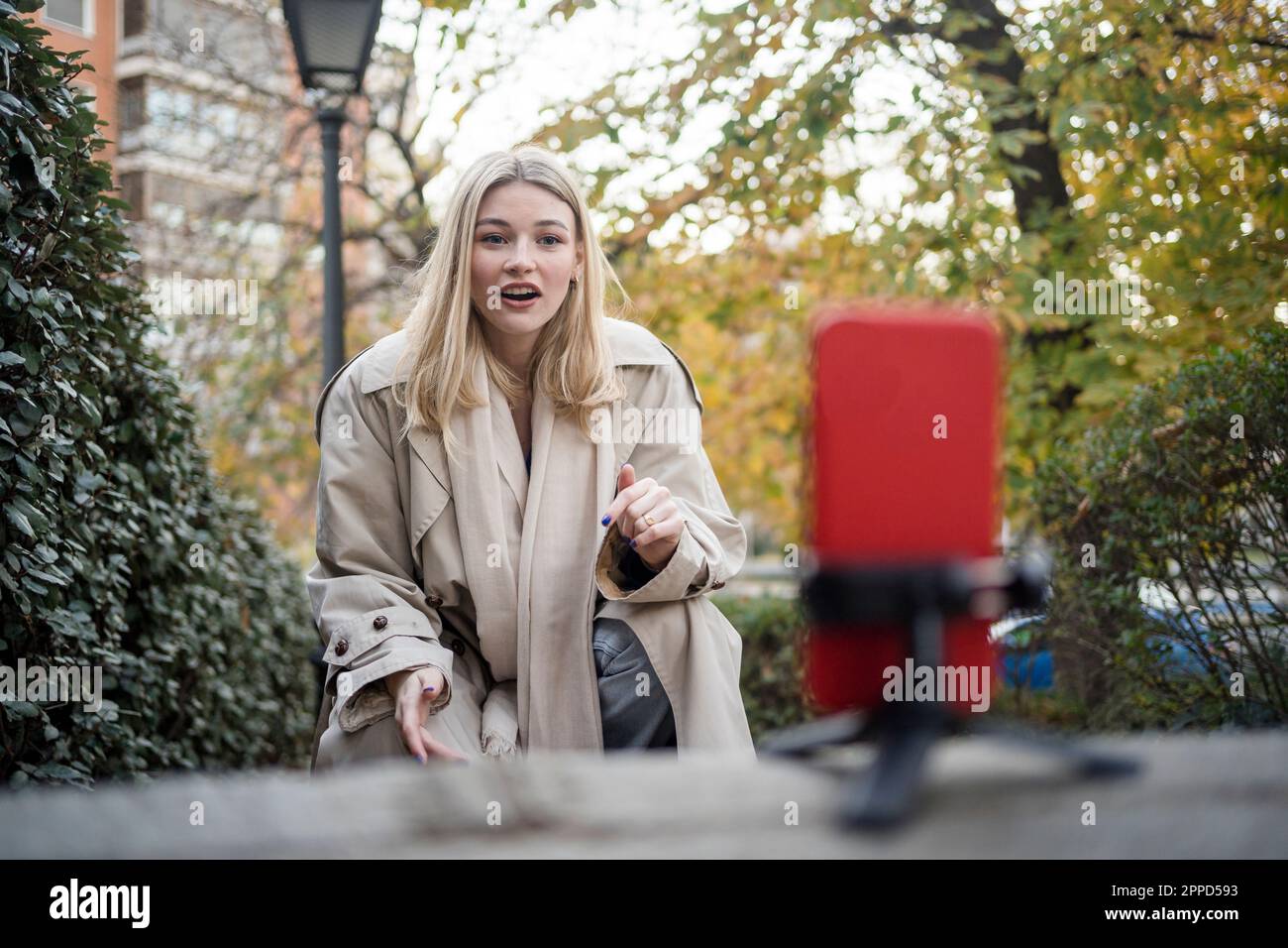 Giovane donna vlogging attraverso il telefono cellulare Foto Stock