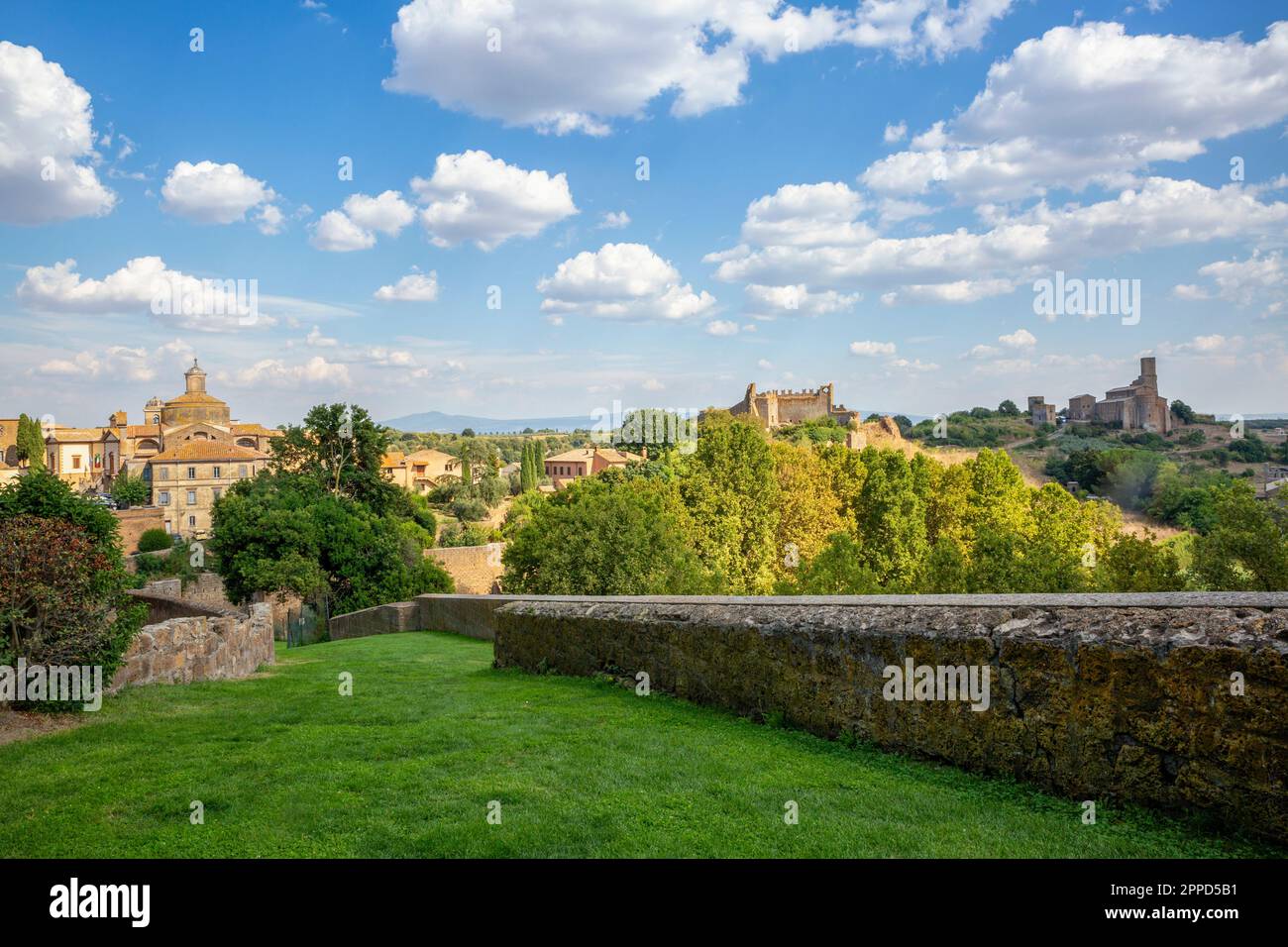 Italia, Lazio, Tuscania, muro di pietra che circonda il parco pubblico nella città storica Foto Stock