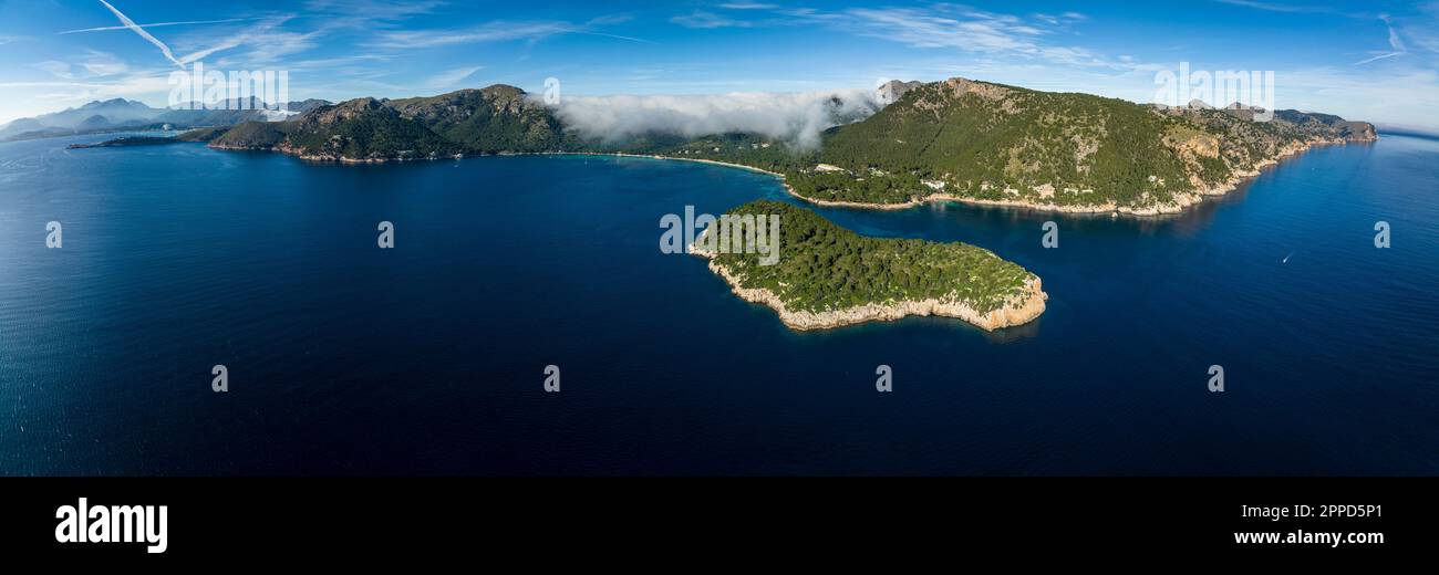 Spagna, Isole Baleari, Port de Pollenca, panorama aereo della costa mediterranea Foto Stock