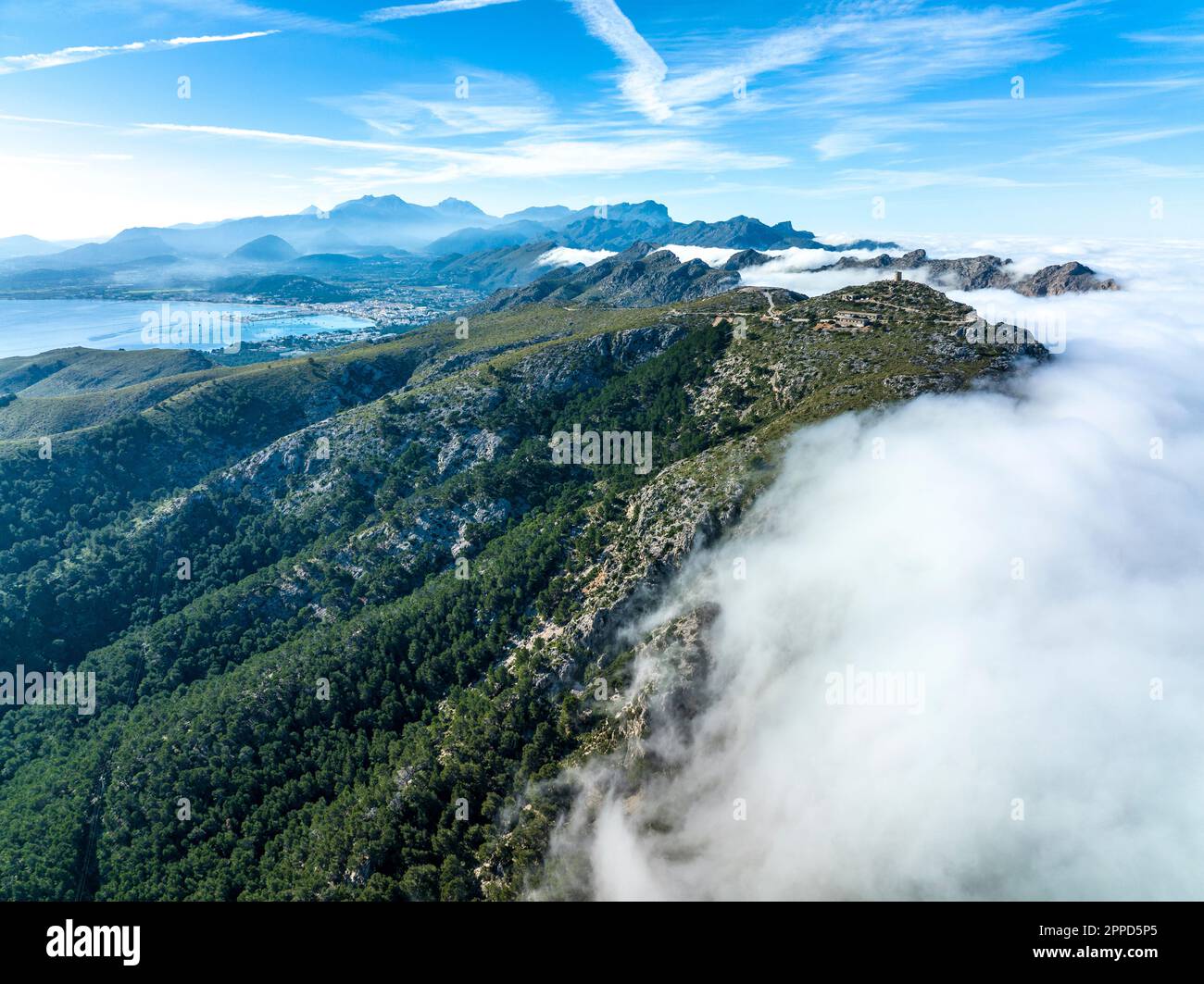 Spagna, Isole Baleari, Port de Pollenca, veduta aerea delle montagne costiere avvolte dalla fitta nebbia Foto Stock