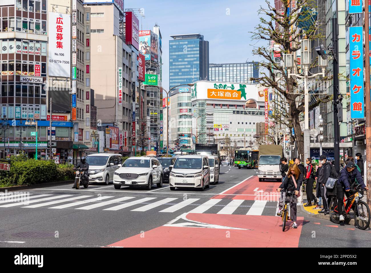 Shinjuku Tokyo, 2023 aprile il traffico urbano di strada si ferma all'attraversamento della Zebra con motociclisti e ciclisti, Tokyo City, Giappone, Asia Foto Stock