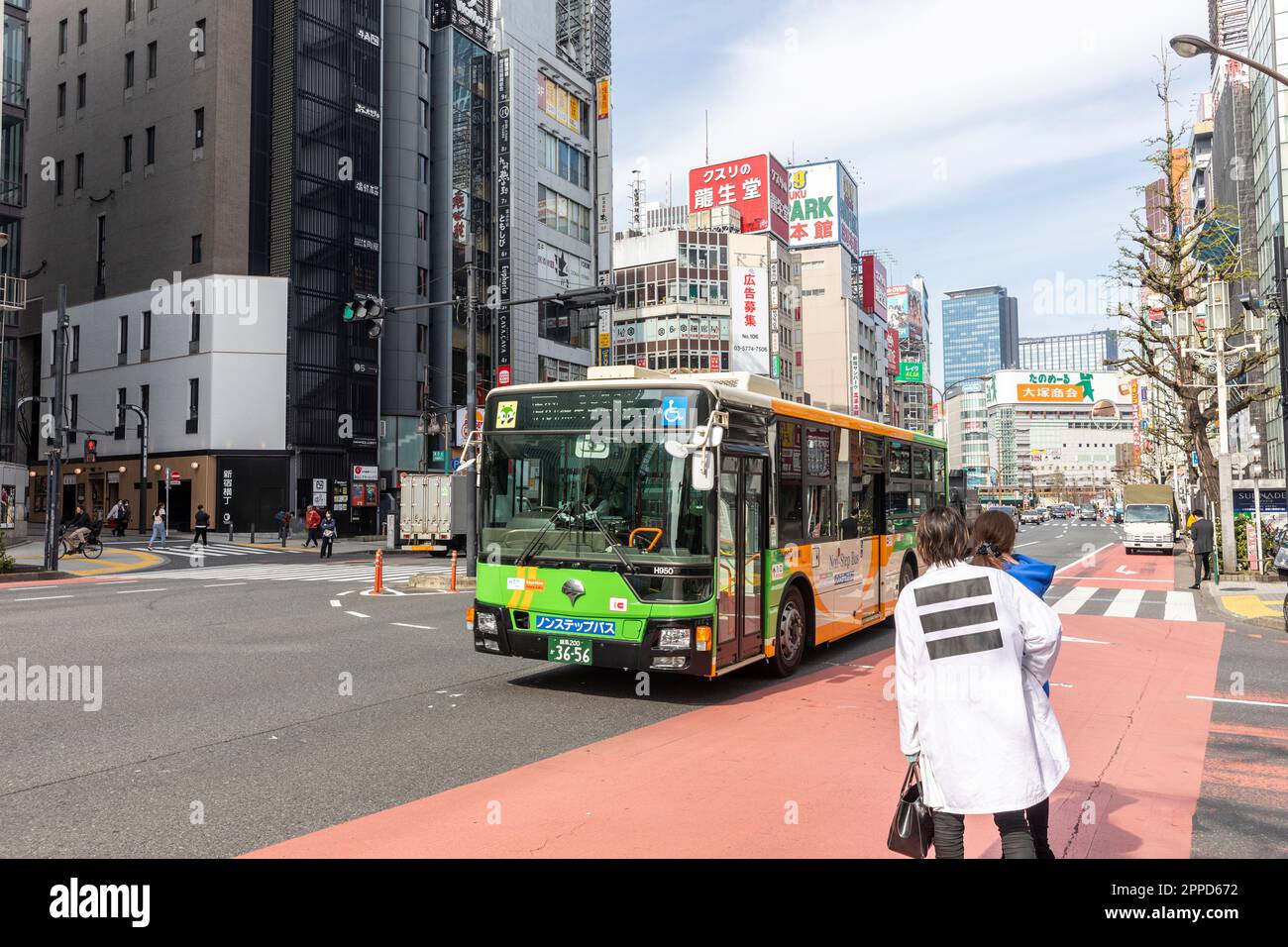 Autobus Tokyo Shinjuku Aprile 2023, autobus a un solo ponte dei mezzi pubblici nel quartiere di Shinjuku, Giappone, Asia Foto Stock