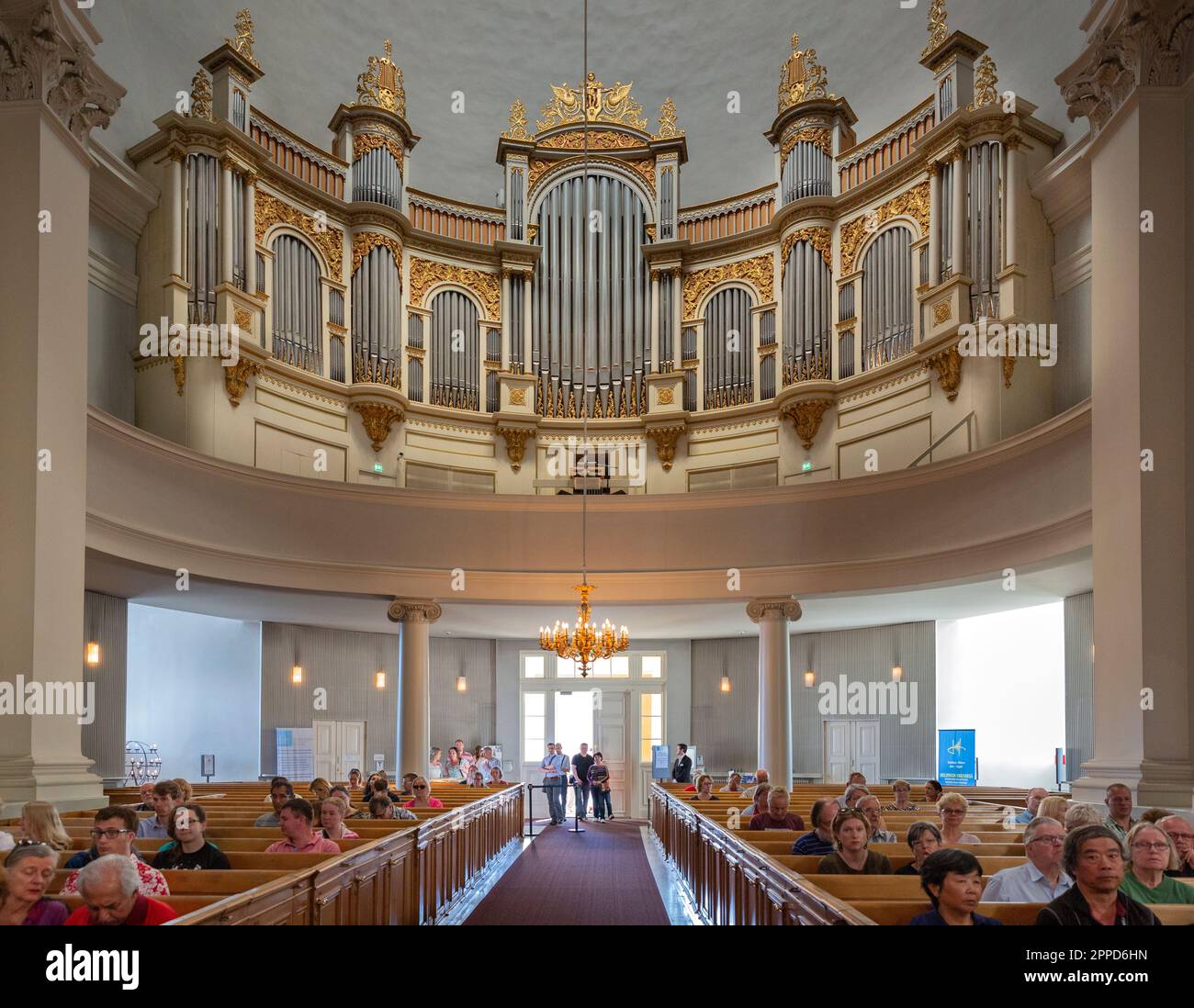 Persone in attesa di un recital per un concerto d'organo nella cattedrale luterana evangelica finlandese della diocesi di Helsinki, Finlandia. Foto Stock