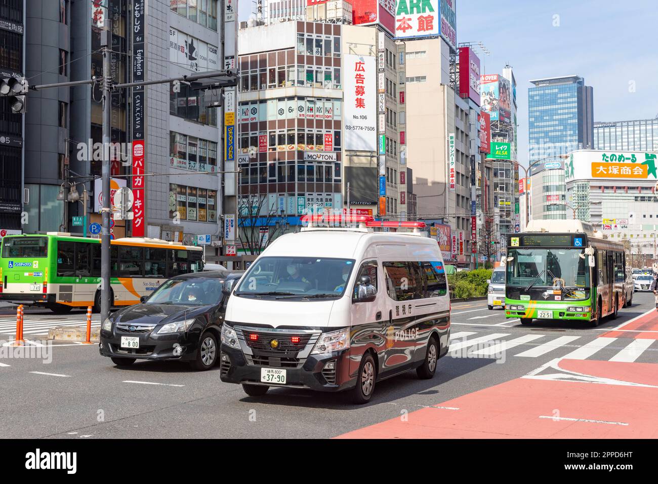 Veicolo di polizia giapponese Tokyo, aprile 2023, città di Shinjuku e strada principale con trasporto in autobus e pulmino di polizia di tokyo, Giappone, Asia Foto Stock