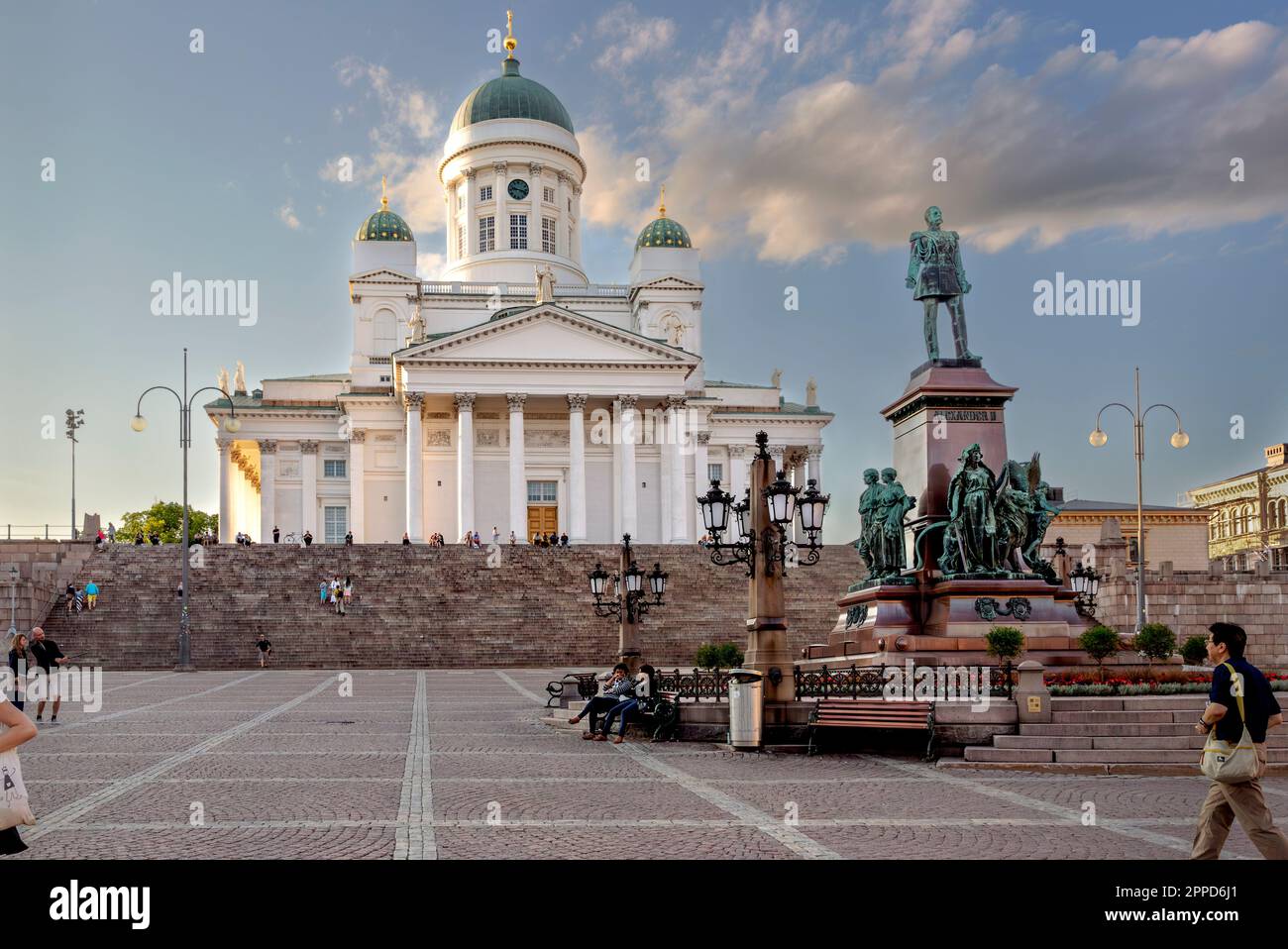 Piazza del Senato, monumento del 1894 raffigurante l'imperatore russo Alessandro II, e la Cattedrale evangelica luterana finlandese di Helsinki, Finlandia Foto Stock