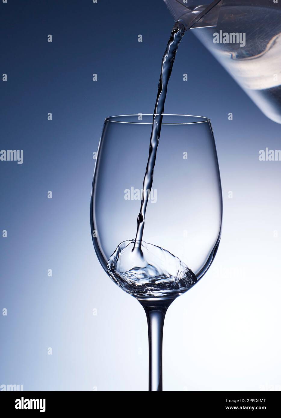 Colpo da studio di acqua limpida che si riversa nel vino Foto Stock