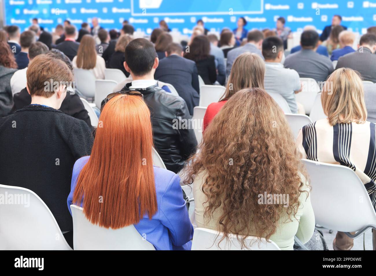 Donna d'affari e persone in ascolto sulla conferenza. L'immagine orizzontale Foto Stock
