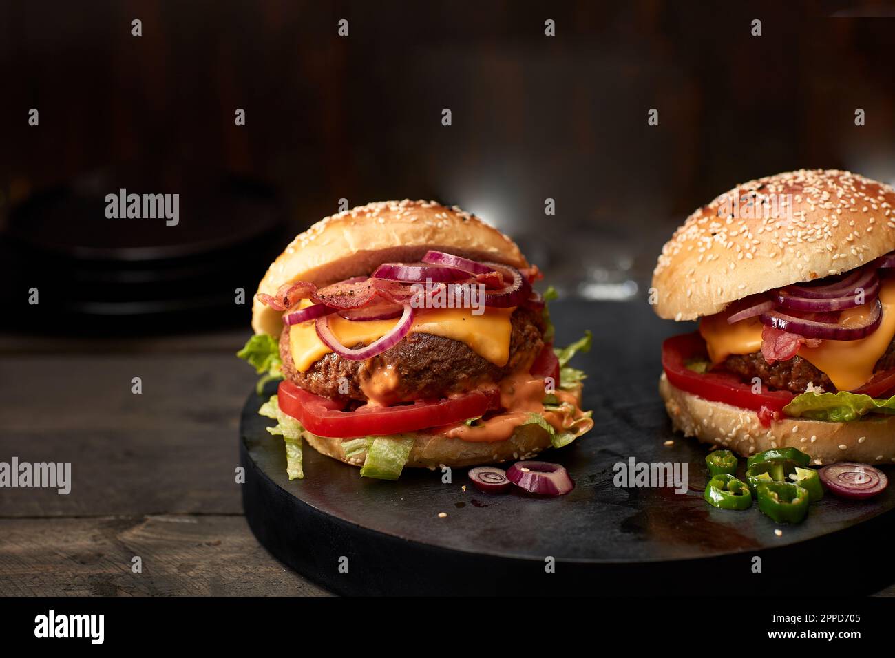 Shot di due hamburger pronti Foto Stock