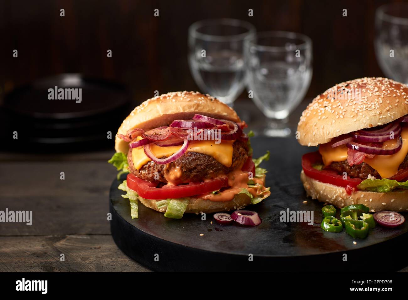 Shot di due hamburger pronti Foto Stock