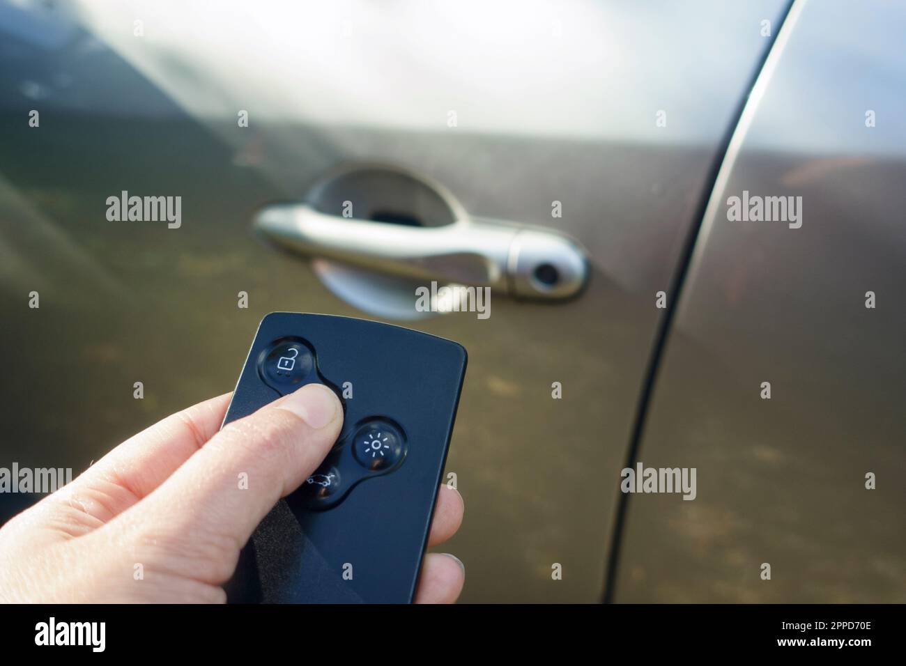 Donna che blocca l'auto con la chiave della carta Foto Stock