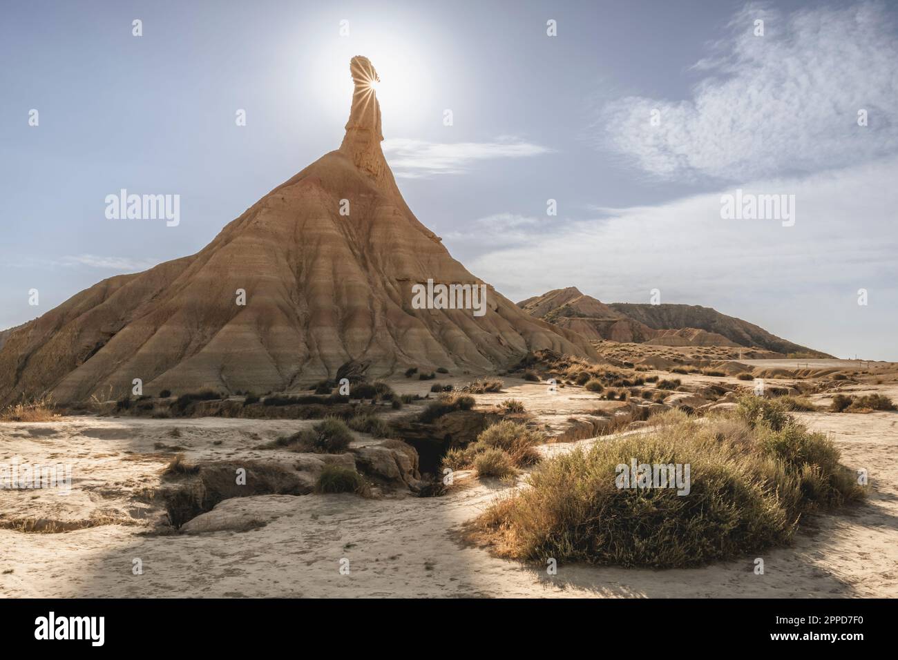 Spagna, Navarra, Monolith Castildetierra in piedi contro il sole splendente Foto Stock
