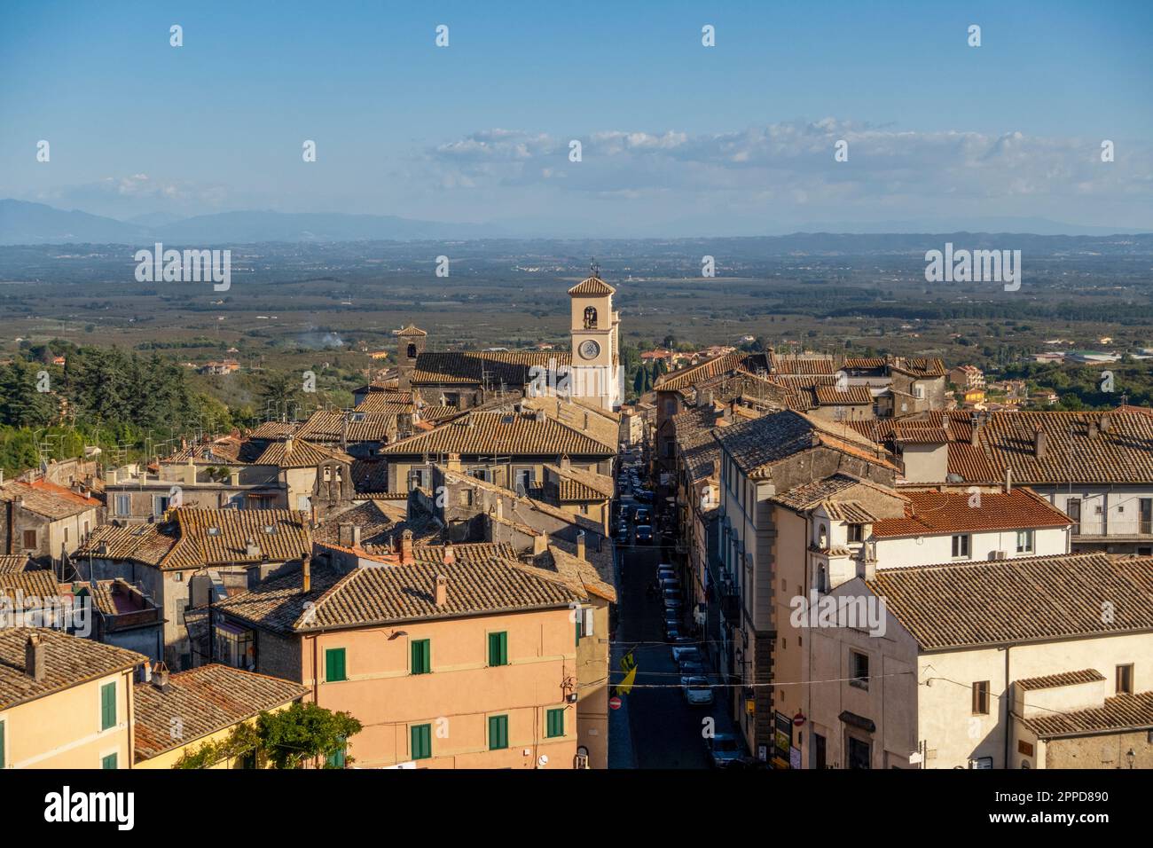 Italia, Lazio, Caprarola, Case viste da Villa Farnese Foto Stock