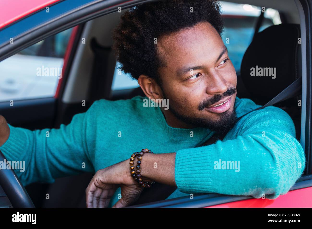 Uomo contemplativo che guarda fuori dal finestrino dell'auto Foto Stock