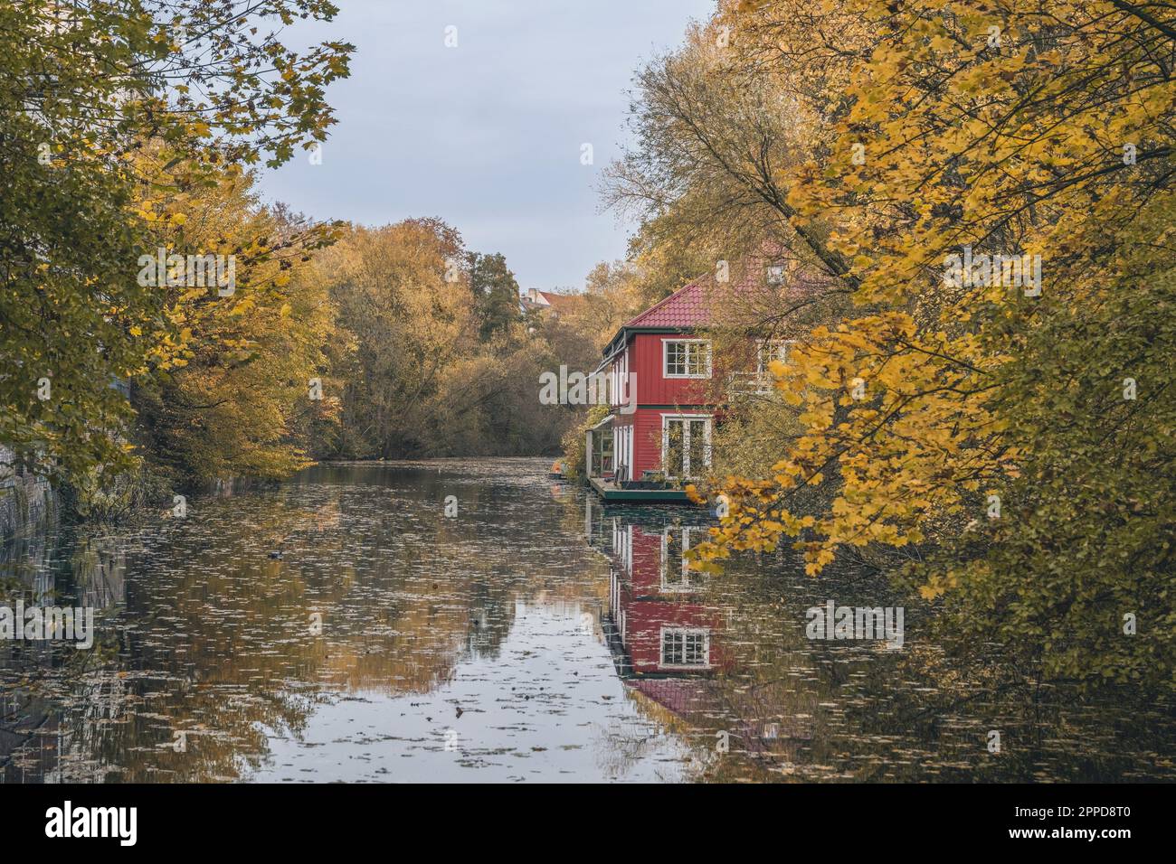 Germania, Amburgo, Isebekkanal in autunno con houseboat in background Foto Stock