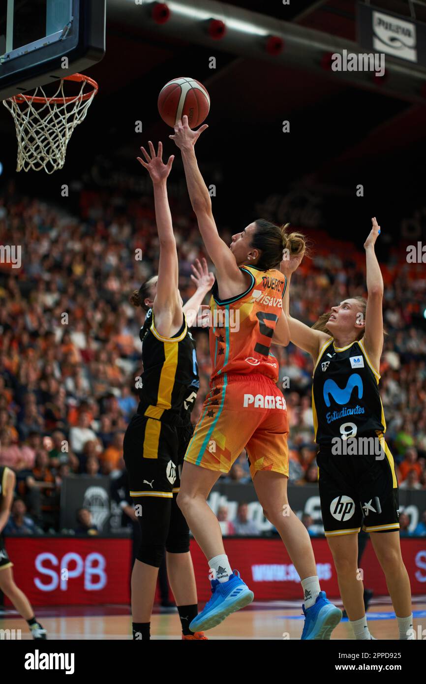 Valencia, Spagna. 23rd Apr, 2023. Queralt Casas di Valencia Basket in azione durante le quarti di finale di Play Off di Liga Endesa il 23 aprile 2023 al Padiglione Fuente de San Luis (Valencia, quarti di finale di Liga Endesa il 23 aprile 2023). Valencia Basket 77:35 Movistar Estudiantes (Foto di Vicente Vidal Fernandez/Sipa USA) Credit: Sipa USA/Alamy Live News Foto Stock