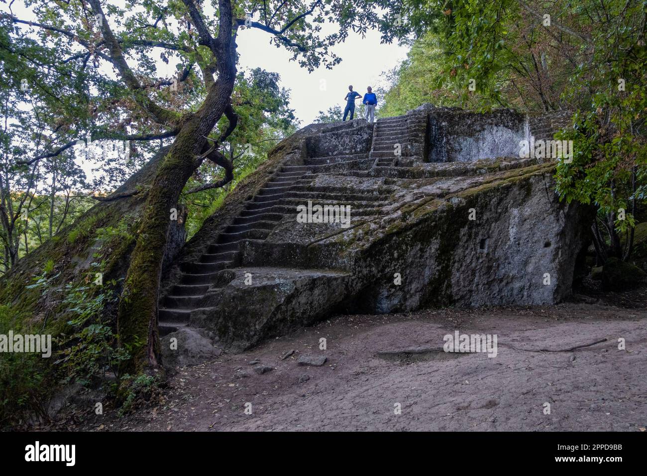 Uomini che si eran sopra la piramide etrusca di Bomarzo Foto Stock