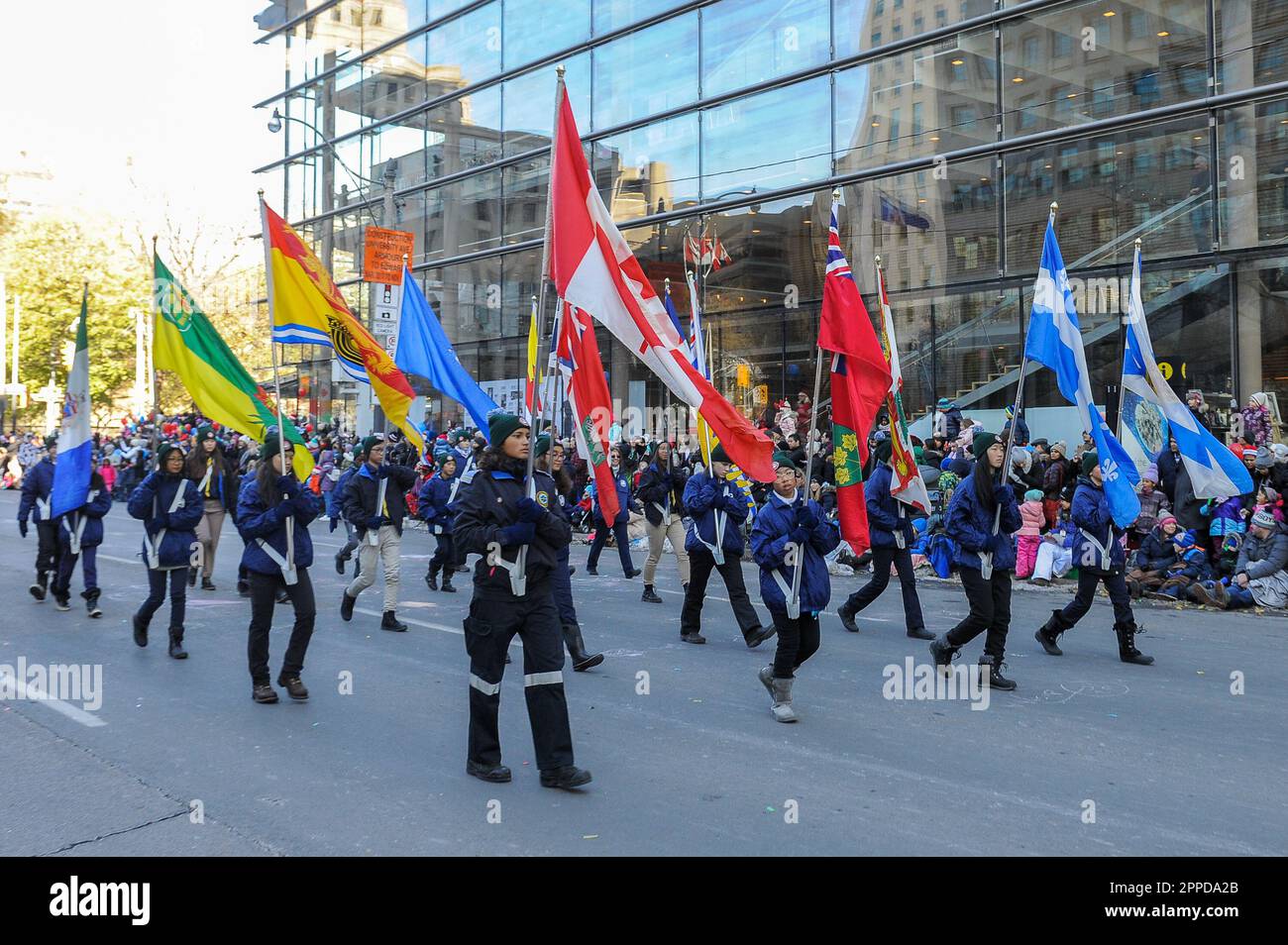 Toronto, ON, Canada – 17 novembre 2019: La polizia Toronto partecipa alla Toronto Babbo Natale Parade in Downtown Foto Stock