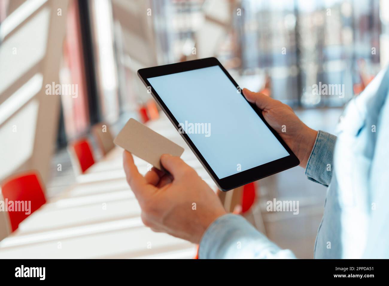 Uomo d'affari con carta di credito e tablet PC Foto Stock