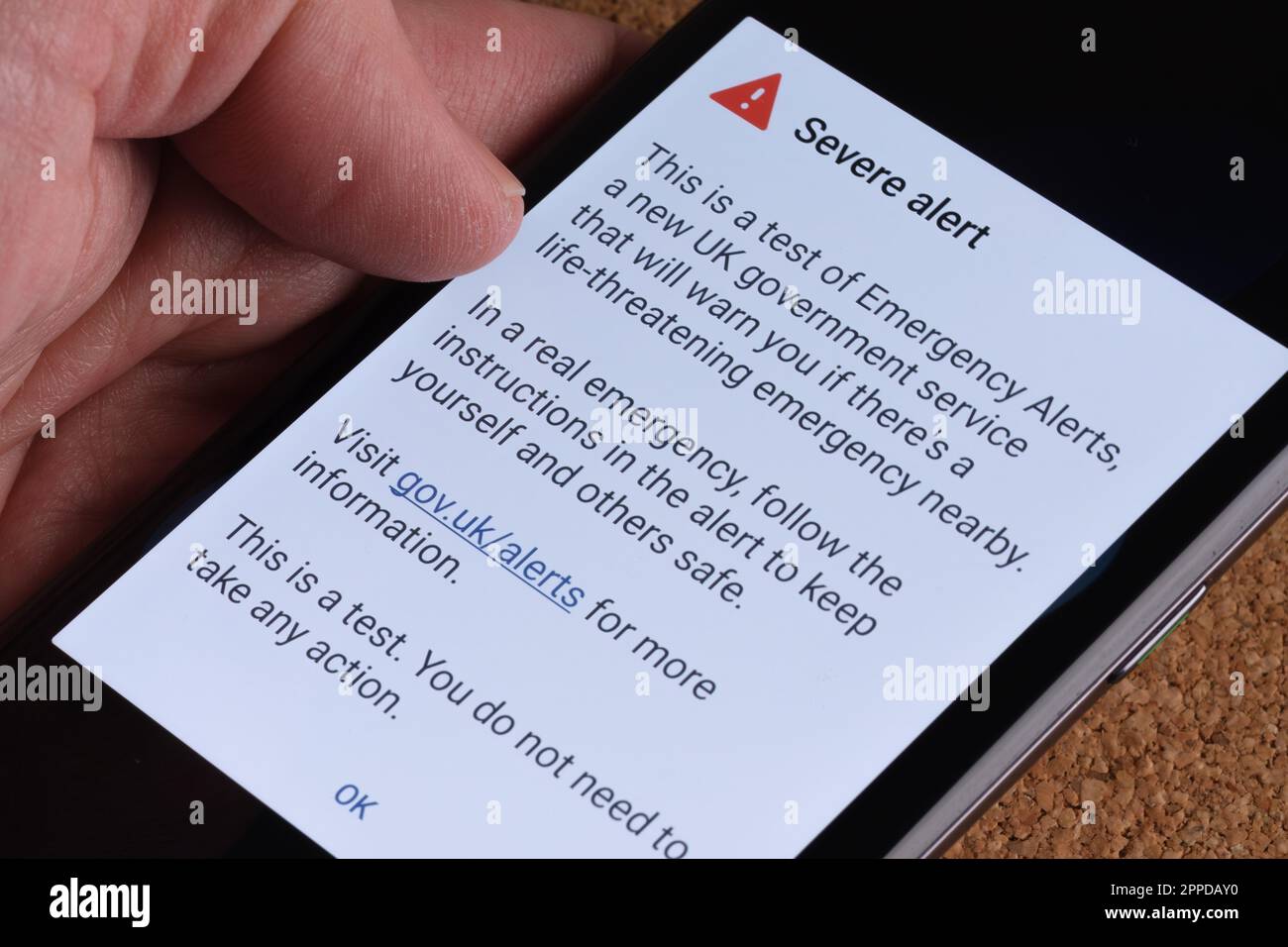 Avviso grave visualizzato sullo schermo dello smartphone. Il test degli avvisi di emergenza del Regno Unito è stato governato il 23 aprile. Stafford, Regno Unito, 23 aprile 2023 Foto Stock