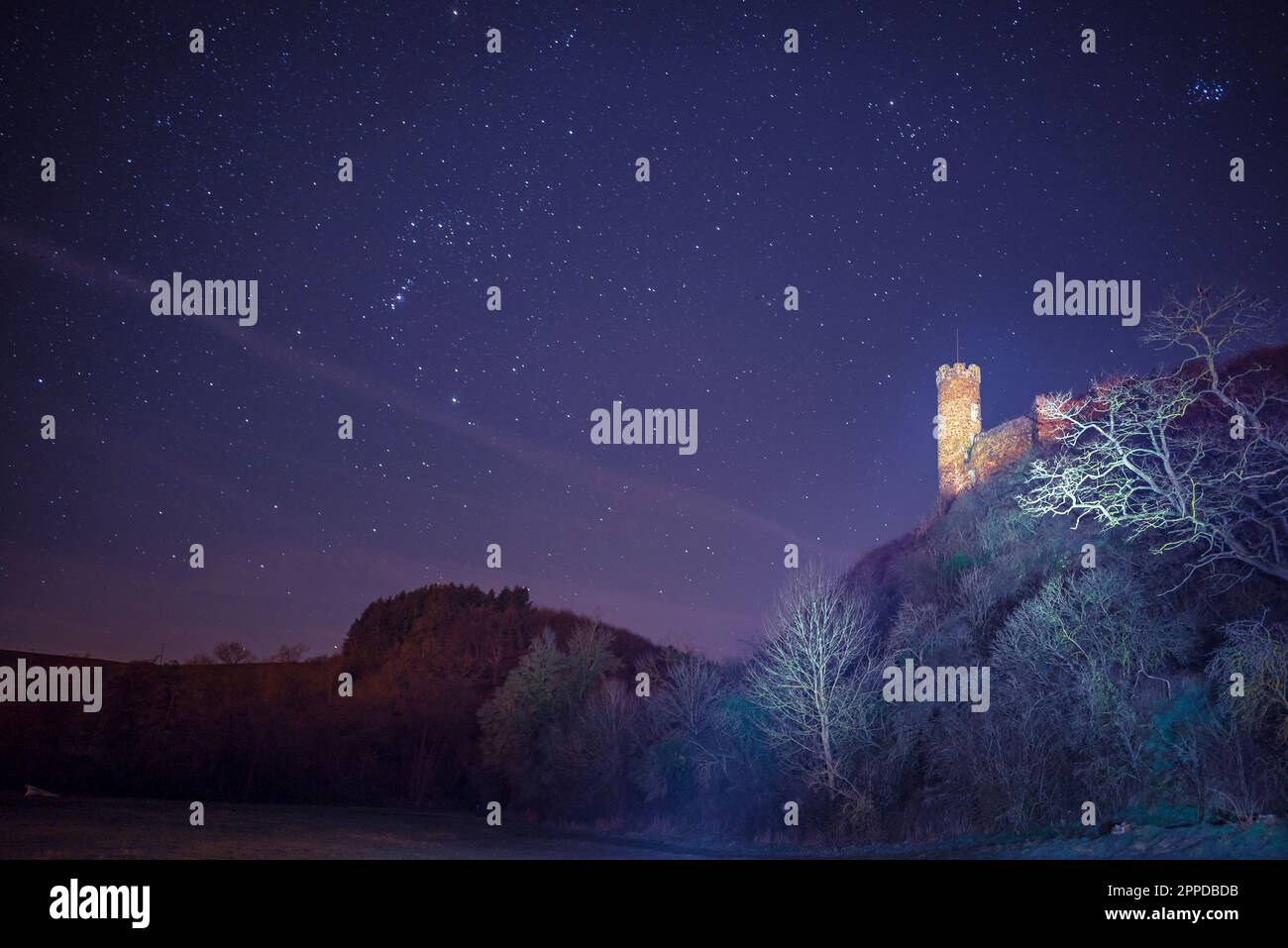 Germania, Renania-Palatinato, Holzheim, Starry cielo notturno sul castello di Ardeck Foto Stock