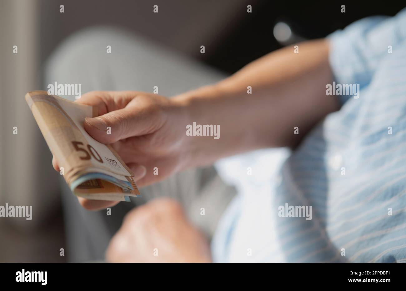 Mani di un uomo anziano con carta europea valuta Foto Stock