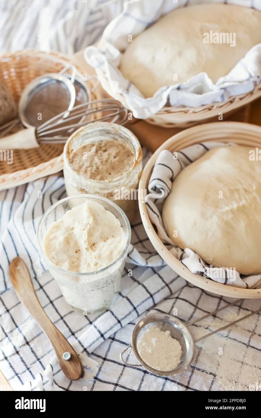 Pasta di pane e ingredienti che riposano nel cestino sul tavolo Foto Stock