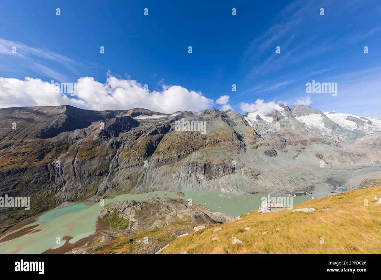 Austria, Salzburger Land, vista panoramica da Kaiser-Franz-Josefs-Hohe alla cima Grossglockner, ghiacciaio Pasterze e Sandersee Foto Stock