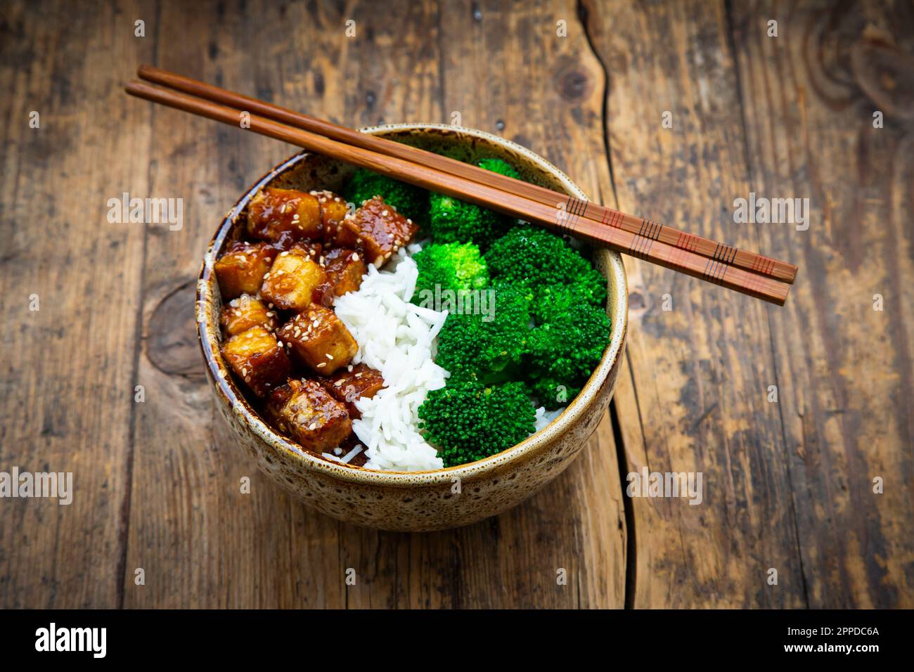 Ciotola di riso al cocco con tofu, broccoli e semi di sesamo Foto Stock