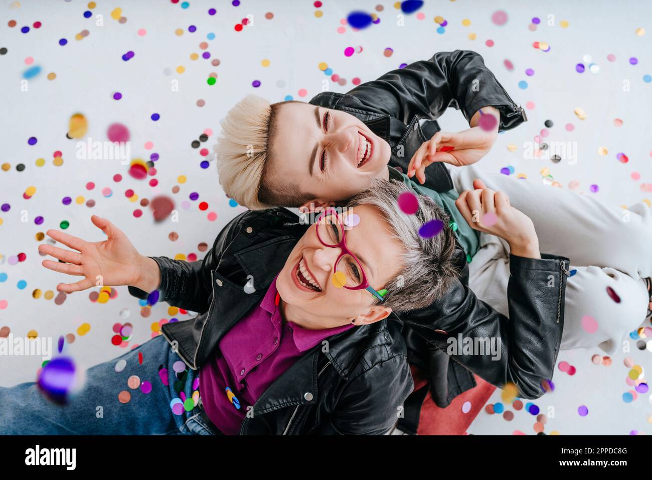 Buona madre e figlia che si divertono con i confetti Foto Stock