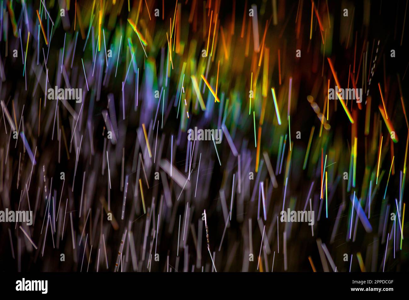 Lunga esposizione di spruzzi d'acqua ricoperti di luce arcobaleno Foto Stock