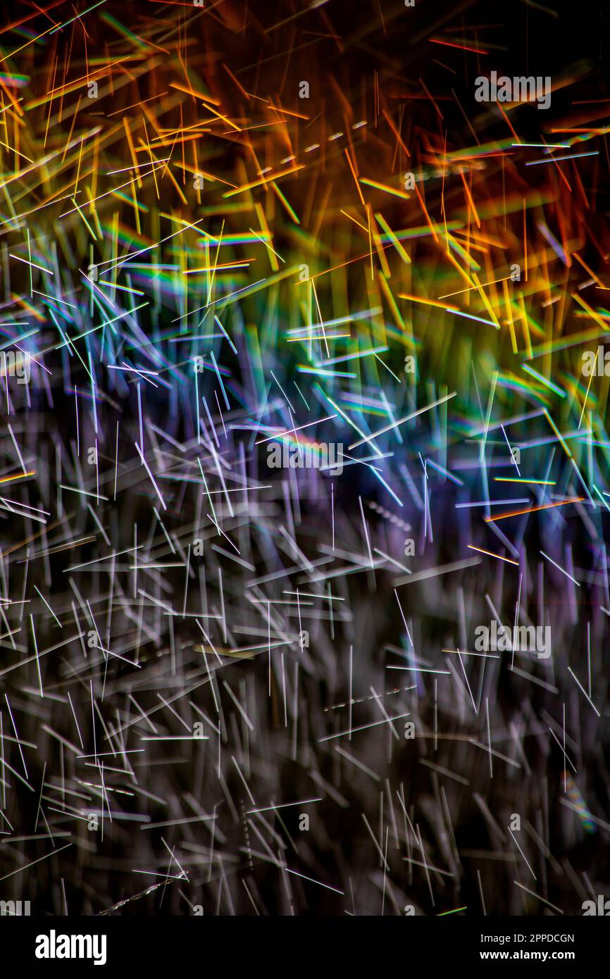 Lunga esposizione di spruzzi d'acqua ricoperti di luce arcobaleno Foto Stock