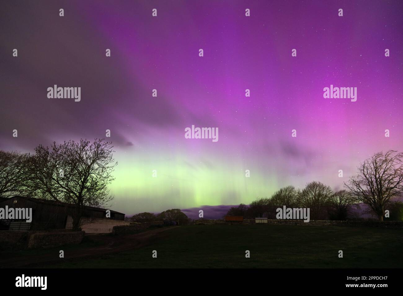 Teesdale, contea di Durham, Regno Unito. 23rd aprile 2023. L'Aurora Borealis (aurora boreale) ha messo in mostra questa sera nel nordest dell'Inghilterra. Credit: David Forster/Alamy Live News Foto Stock