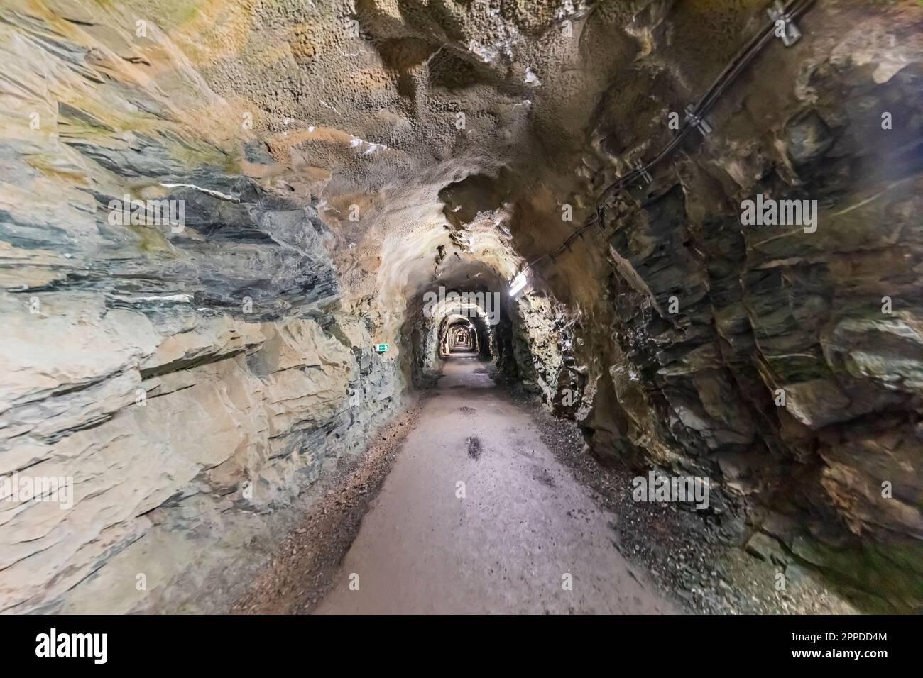 Sentiero tra pareti rocciose, Carinzia, Austria Foto Stock